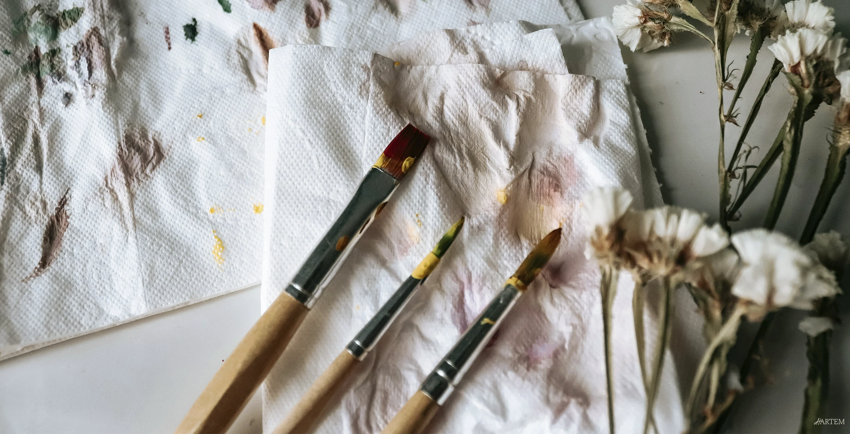 Cleaning of brushes according to wet and dry techniques